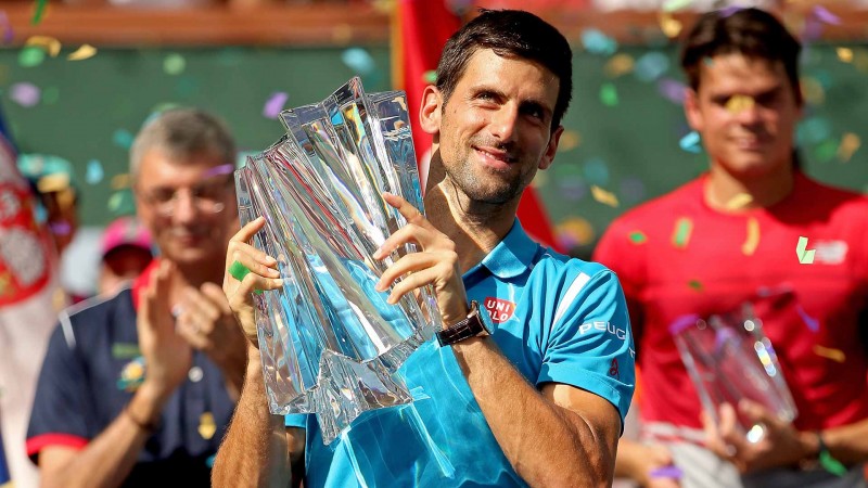 djokovic-indian-wells-2016-trophy-2