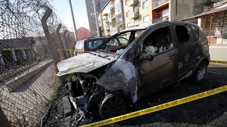 Zapaljena vozila policajca i novinarke na severu Kosova