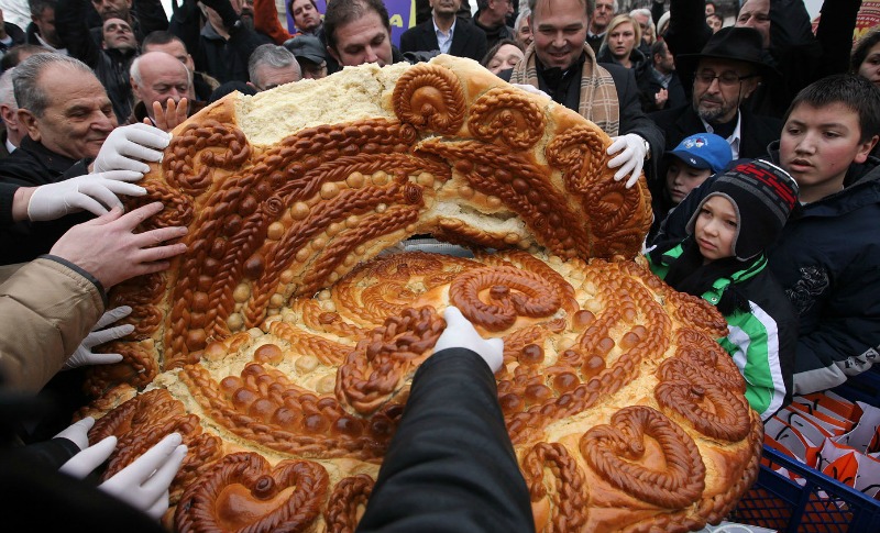 Breaking the česnica at the Republic Square