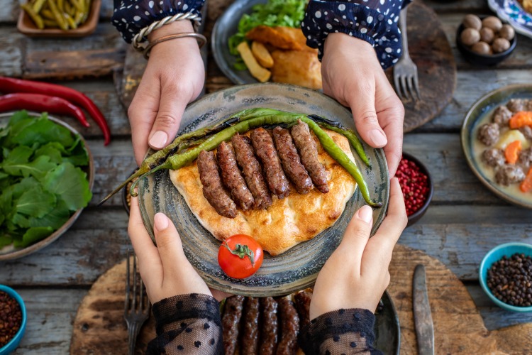 Zašto su srpski ćevapi duša roštilja: istorija, recept i zabavne činjenice