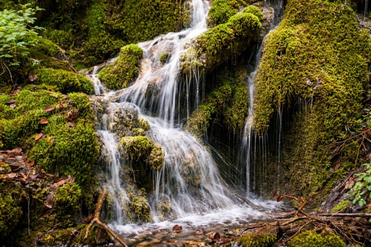 Ovaj vodopad u Srbiji krije pećinu i savršen je za beg za Prvi maj